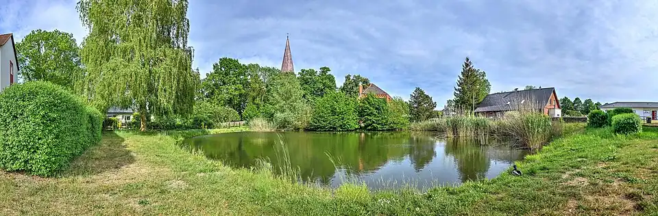 Dorfteich in der Nähe der Kirche