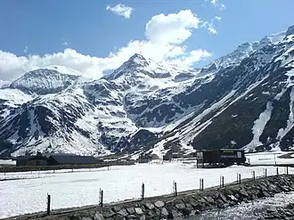 Blick von Sportgastein auf den spitzen Gipfel des Sparangerkopfs in der Bildmitte
