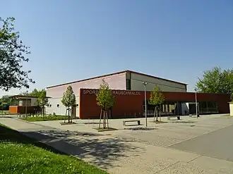 Blick vom Diesterwegplatz auf die Sporthalle
