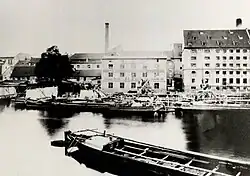 Spreeufer an der Holzmarktstraße mit der Fabrik von Ed. Puls um 1875, rechtes Ufer