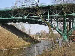Überbrückung der verbliebenen Schifffahrtsrinne des zweigeteilten Stößensees (links Dammaufschüttung, Mittelpfeiler der Brücke, rechts Grunewaldseite, Blick nach Nord-West)