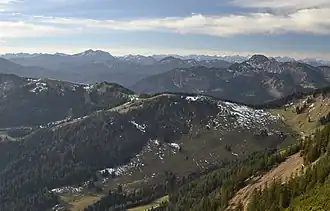 Stümpfling (Erhebung in der Bildmitte) von der Brecherspitz aus gesehen. Am rechten Bildrand sind die Gebäude der unteren Firstalm zu sehen.