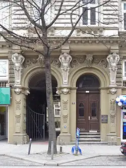 Neubarocke Balkon- und Portal-Atlanten als Hermen, 19. Jahrhundert (Hamburg, Lange Reihe 71)