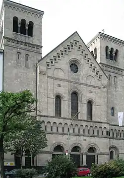 Frontansicht der St.-Joseph-Kirche von der Müllerstraße aus