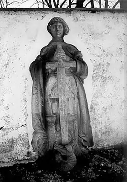 Die in die Betonwand eingelassene Statue (ca. 1992)