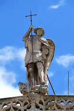 Erzengel Michael über der Fassade