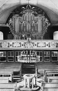 Innenansicht mit altem Taufstein