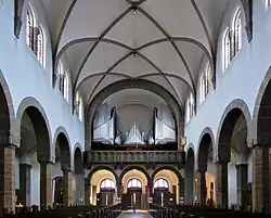 Hauptschiff (Blick auf die Orgel)