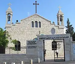 Tor zum Rechov ʿEjn Dor vor Westfassade der Kathedrale, 2012