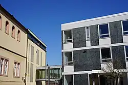 St. Helena-Schule in Trier rechts neben den Gebäuden des Bischöflichen Generalvikariats des Bistums Trier