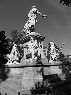 Das Krieger Denkmal aus Marmor erinnert an die Niederlage der eidg. Krieger am 26. August 1444 in der Schlacht von St. Jakob an der Birs. In dieser blutigen Auseinandersetzung starben 1300 Krieger der Eidgenossenschaft und 2000 Krieger des franz. Heeres. Einweihung 1872, restauriert 2010