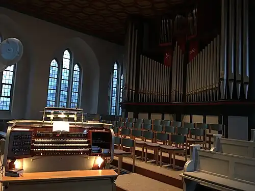 Spieltisch und Prospekt der Steinmeyer-Orgel