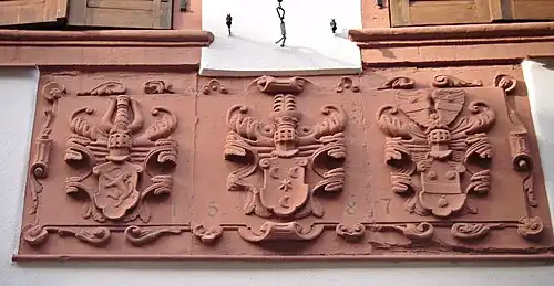 St. Martin, Altes Schlösschen, Wappenstein Hund von Saulheim und Dienheim, rechts Partenheim