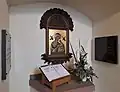 Marienikone mit Verstorbenenbuch im östlichen Vorraum