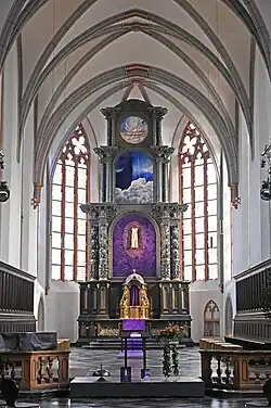 Oberes Kirchenschiff mit restauriertem Hochaltar 2023