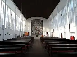 Mittelschiff leicht gewölbt, Seiten­schiffe schmal, Altar im Norden