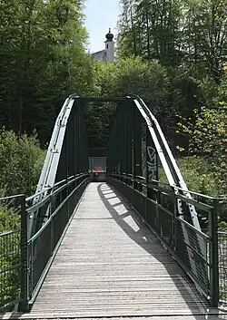 Der Sparzer Steg über die Traun mit Blick auf das Sparzer Kircherl