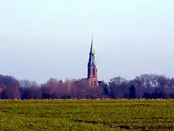 Die Visbeker St.-Vitus-Kirche – vom Erlter Esch aus gesehen