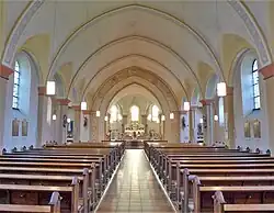 Kircheninneres mit Blick zur Apsis