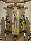 Kreuzigungsgruppe in der Apsis mit Tabernakel