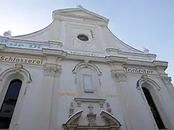 Über dem Tor: „gelbes Trikot“, ein beleuchteter Lichtschalter, „Adam und Eva“, „Afrolook“ und „Barock“ – der ursprüngliche Baustil