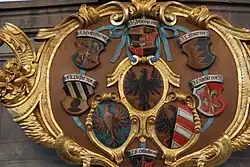 Universitätskirche St. Laurentius Altdorf: Kartusche von 1755 mit Reichsadler, den beiden Wappen der Stadt Nürnberg und (von oben im Uhrzeigersinn) den Wappen der Pfinzing, Ebner, Welser, Oelhafen, Tucher und Holzschuher.