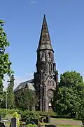 Der mächtige Westturm der Pfarrkirche St. Mauritius
