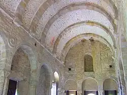 Rundtonne mit Gurten in Santa María del Naranco bei Oviedo, 1. Hälfte 9. Jh. n. Chr.