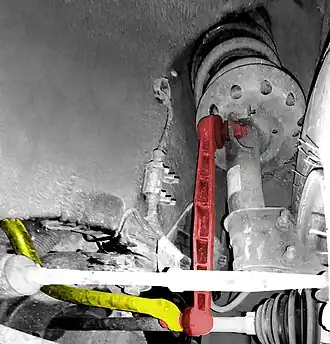 eine Vorderachse: Stabilisator (gelb), Pendelstütze (rot) zu MacPherson-Federbein