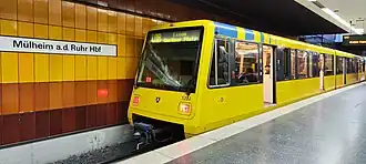 Triebwagen 5232 warten auf Gleis 1 seine Wendezeit ab