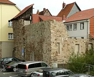 Seitenansicht mit einem Rest der Stadtmauer