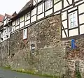 Auf die Stadtmauer aufgesetzte Wohnhäuser an der Wanfrieder Schlagd