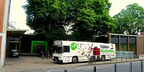 Haupteingang mit Bücherbus Fabian