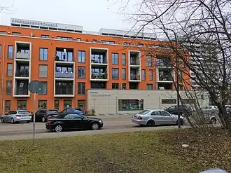 Wohnhaus mit Stadtbibliothek an der Berner Straße