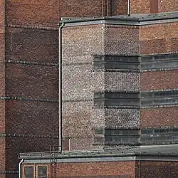 Klinkerfassade mit Fensterbändern aus Glasbausteinen