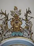 Wappenzier oberhalb der Orgel