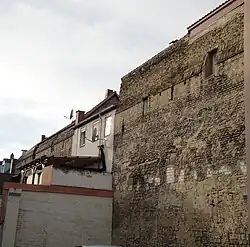 Rückseitiger Mauerrest in der Allerheiligenstraße 24–31