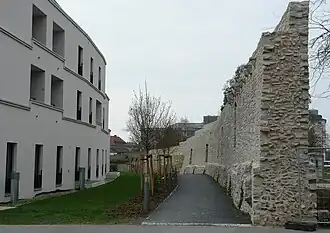 Verkürzte Stadtmauer 2014. Ohne Reste des Neutors. Links Neue Hadergasse (2012–14), ein Großprojekt das im Bogen der Stadtmauer folgt