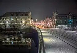 Stadtplatz im Winter mit Vilsbrücke und Rathaus