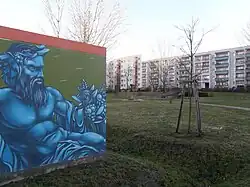 im Vordergrund: eine Garagenbox, dahinter ein Teil des Palmenhofs