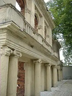 Ruine der alten Musikschule, die im Innenhof der Städtischen Bühnen integriert wurde