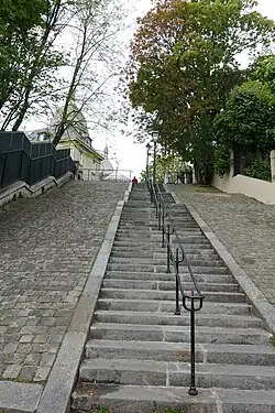 Die Straße ist am Aufgang zur Sacré-Cœur für Fahrzeuge nicht benutzbar.
