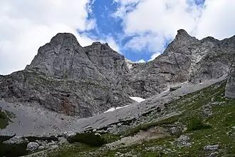 Blick das Bogenkar aufwärts in die Stangenwand-Südostwand. Der „Labenbecher“ genannte Felsturm rechts gehört zum Zagelkogel