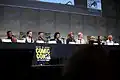 Die Darsteller auf der 2015 San Diego Comic Con International (L–R: John Boyega, Daisy Ridley, Oscar Isaac, Adam Driver, Domhnall Gleeson, Gwendoline Christie, Carrie Fisher, Mark Hamill und Harrison Ford)