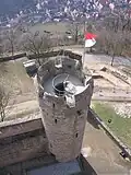 Auf einem Turm weht die hessische Flagge