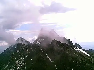 Die Bradavica, teilweise durch Wolken bedeckt