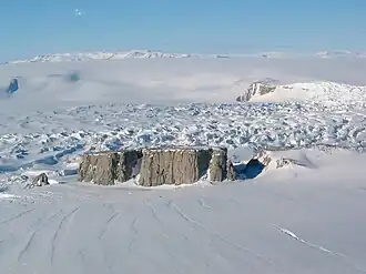 Blick von Norden über den Starr-Nunatak auf den Harbord-Gletscher (dahinter rechts: Varney-Nunatak)
