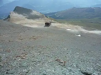 Sicht vom Gipfel nach Südosten: Die zweite Generation der Anlage auf La Siala, gebaut 1983 und 2015 abgebrochen; die neue Station der Gondelbahn wird an derselben Stelle erstellt, während die Talstation etwas weiter im Tal liegt.