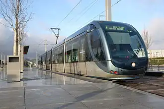 Die im Januar 2015 eingeweihte Station Parc des Expositions – Stade der Linie C der Straßenbahn Bordeaux in der Nähe des Stadions