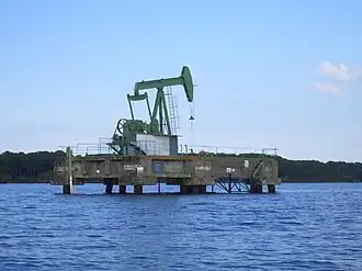 Tiefpumpenantrieb auf einer Plattform im Lac de Biscarrosse et de Parentis in Aquitanien, Frankreich